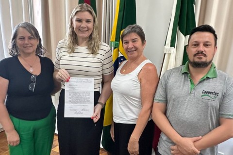 Prefeita de Pejuçara recebe proposta para adesão à Campanha Banco Vermelho