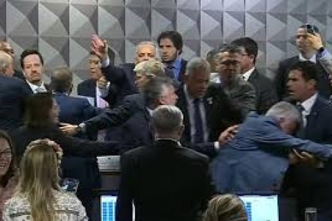 Em sessão marcada por confusão, CPI do INSS aprova quebra de sigilo bancário de filho de Lula