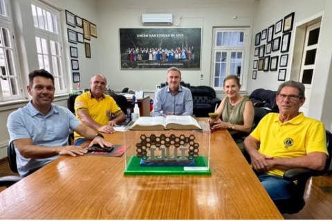 Lions Clube de Ijuí que, em parceria com o Hospital Bom Pastor, apresenta a administração municipal projeto do Centro de Oftalmologia